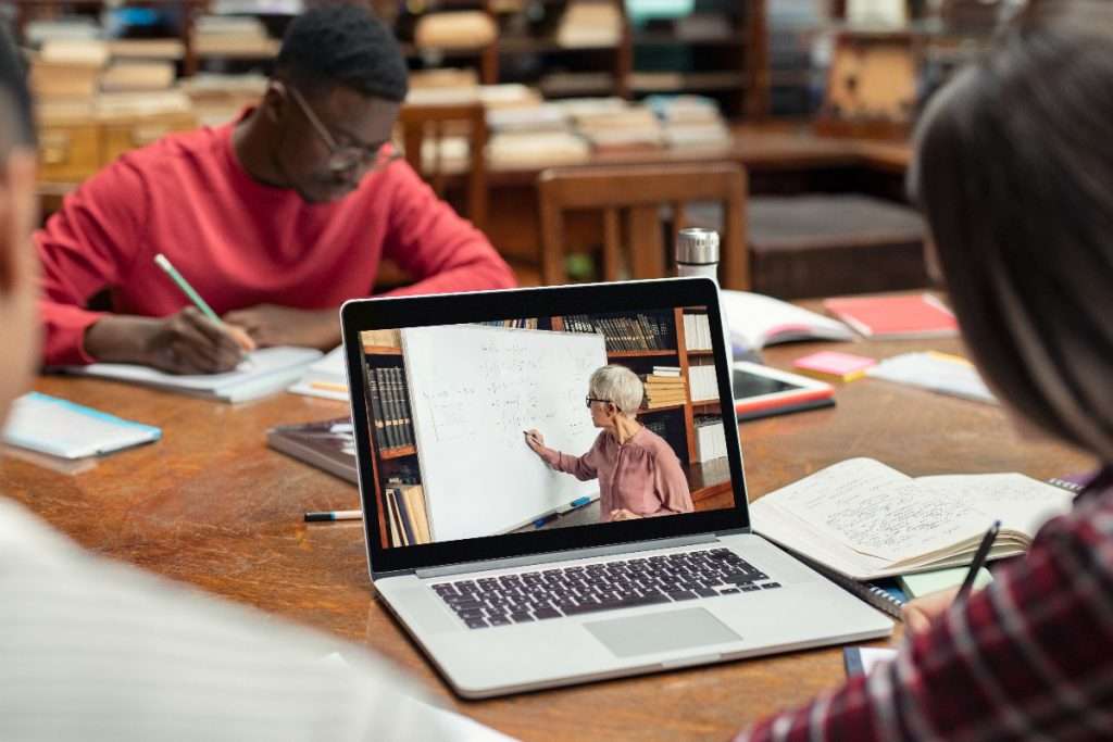 University students: supporting outcomes in elearning